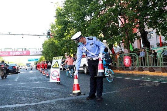 交警保障考场周边秩序