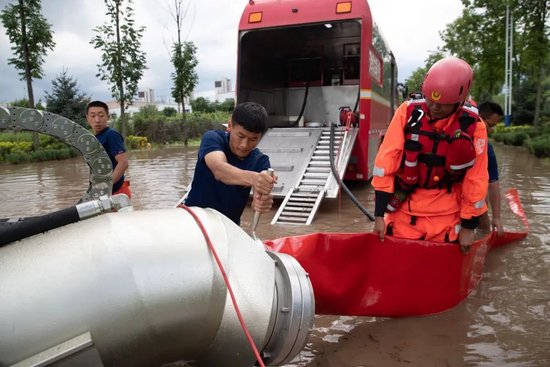 8月5日,在黑龙江省牡丹江市东安区大湾村附近,牡丹江市消防救援支队的消防员在安装排涝机器