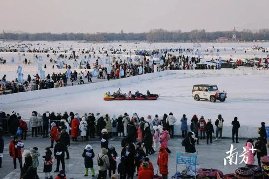人们在哈尔滨松花江冰雪嘉年华游玩
