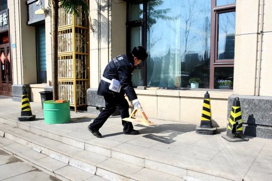 文明交通 你我同行丨私设挡车设施、“僵尸车”占道......一律清理！