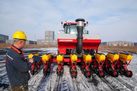 2024年3月13日，在黑龙江省众为农机有限公司，工作人员在测试一款高速气吹电驱播种机的控制系统。新华社记者 王建威 摄