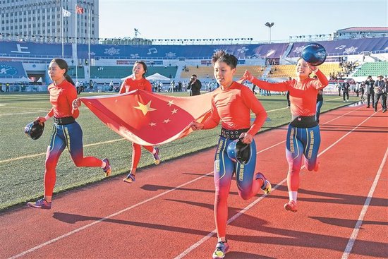 世界消防救援錦標(biāo)賽中國隊(duì)獲女子手抬機(jī)動(dòng)泵出水打靶賽冠軍