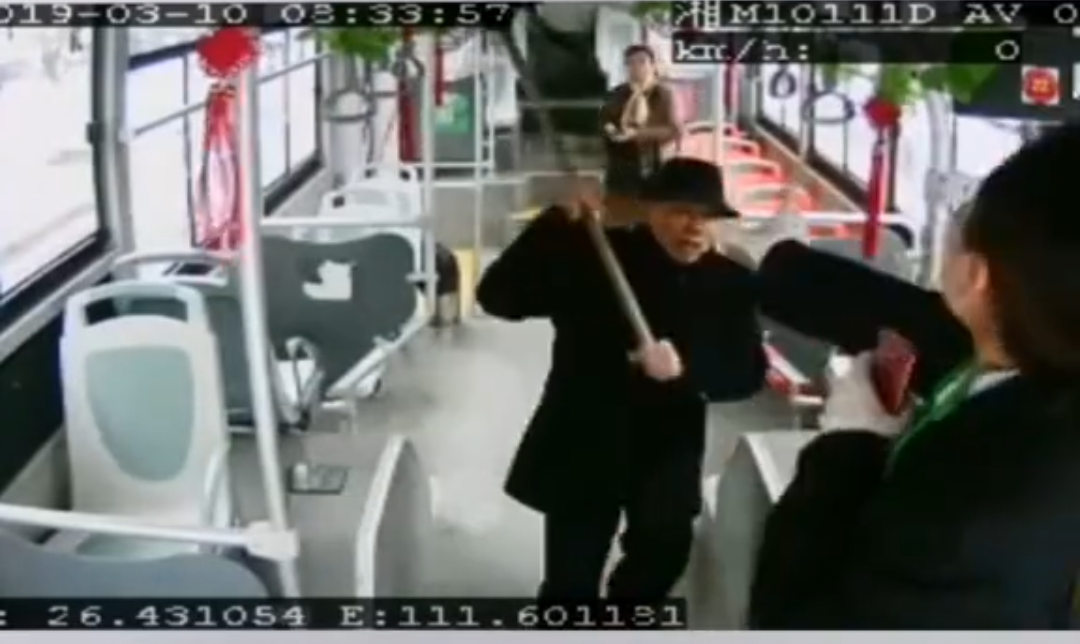 老人用拐杖、拖把等殴打公交女司机。视频截图