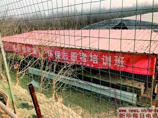 曾经的环保横幅被挂在鸡舍上做围挡(2018年12月26日摄)。本文图片 韩朝阳