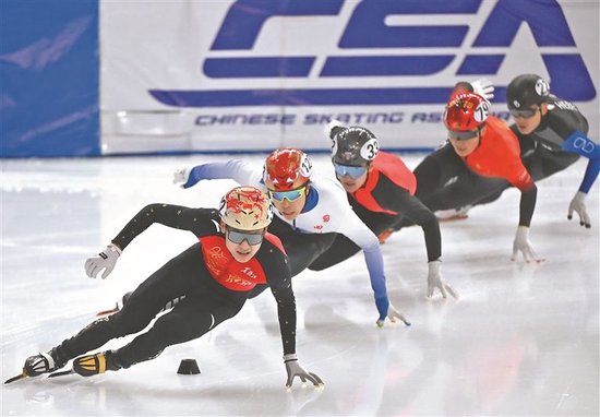 短道速滑男子500米比赛现场。