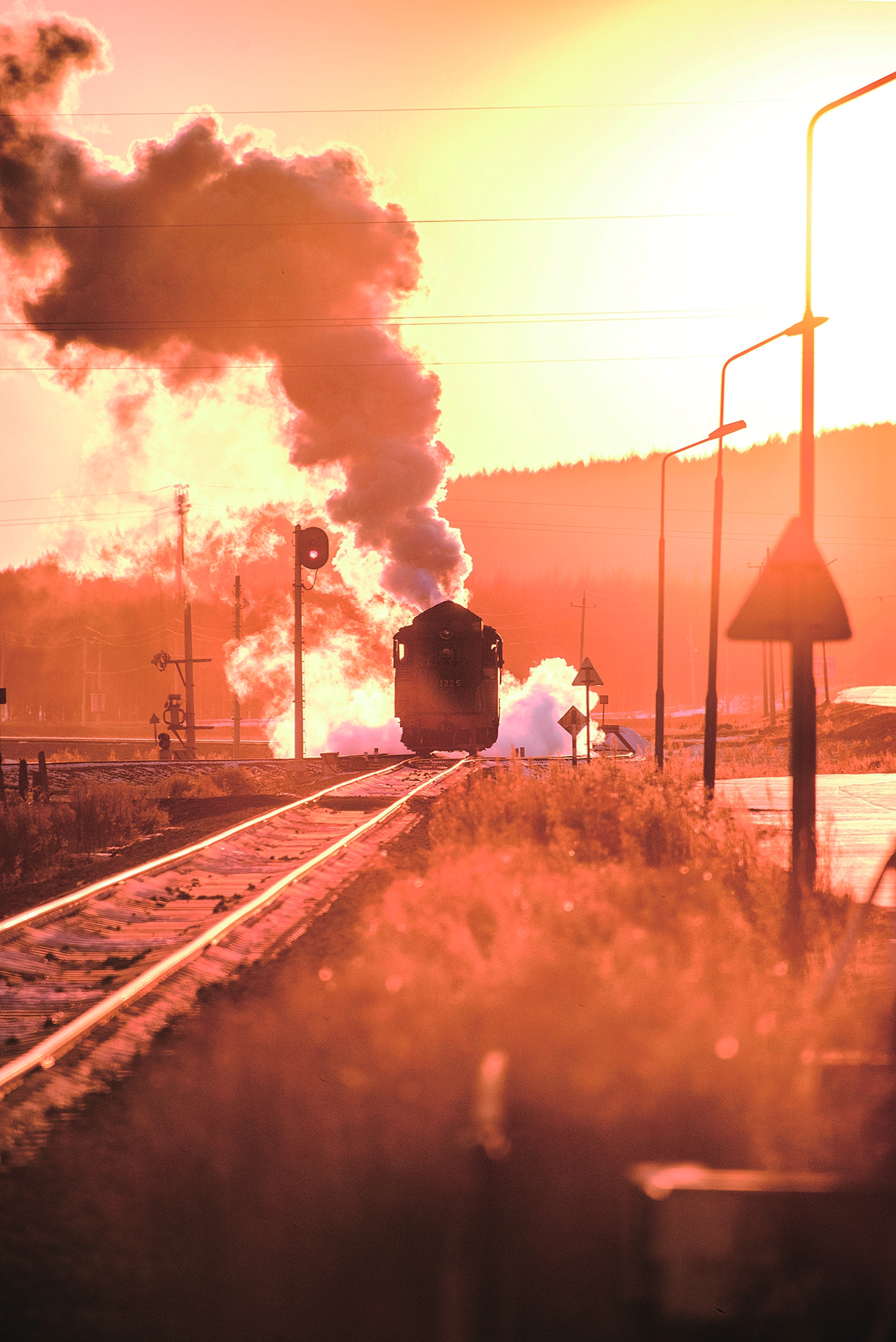 夕阳下，内蒙古五九煤矿的蒸汽机车。