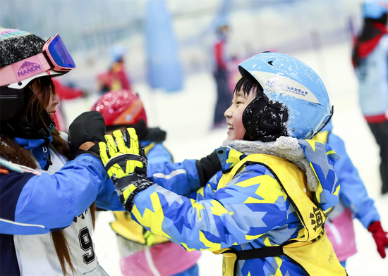 室内滑雪场内孩子们乐享滑雪