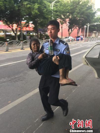 陈远鹏把老人从起火的民宅一路抱往警车