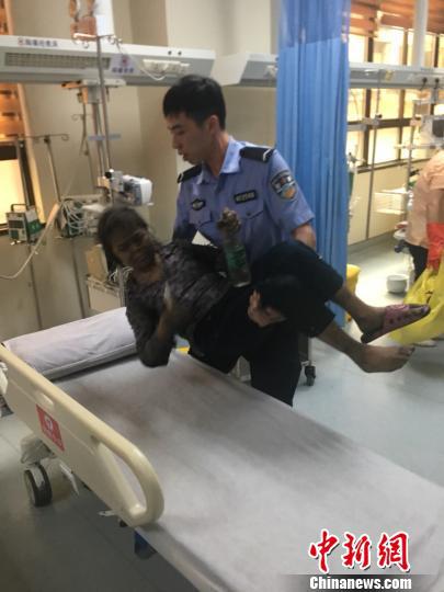陈远鹏把老人抱进医务室