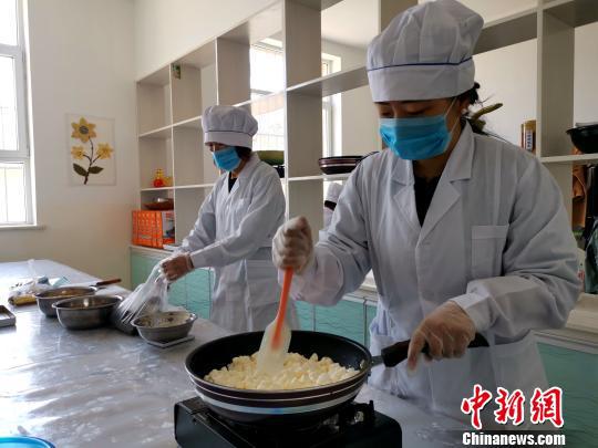 图为正在制作牛轧糖。　李隽 摄