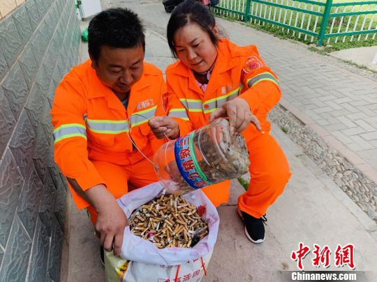 4月初的傍晚，兰州环卫工杨应珍和丈夫刘雁龙正在收集一整天捡到的烟头。　高康迪　摄