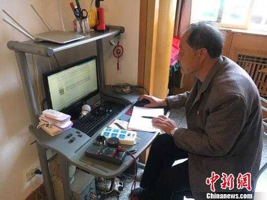 王仲魁自学家电维修知识。 杨旭东 摄