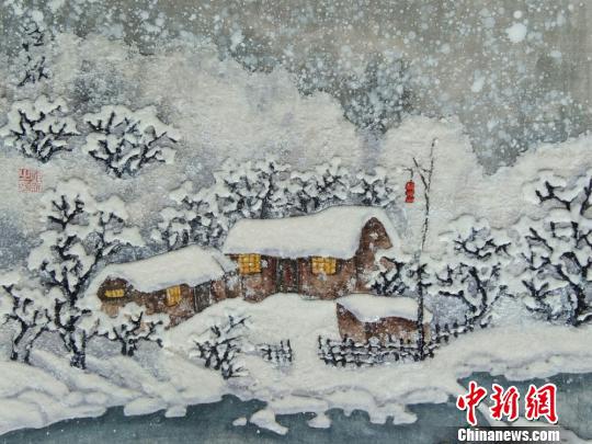 图为用盐制作的“雪景”盐画。　钟欣 摄