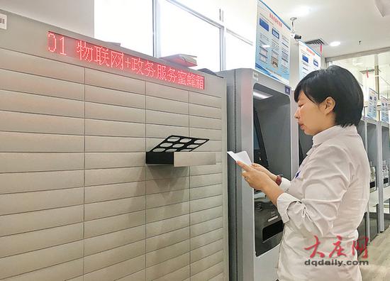 工作人员将记者之前放在“蜜蜂箱”内的材料取出。