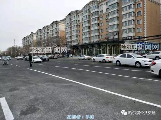 车站位于新疆大街与友协大街路口，目前道路已经畅通：