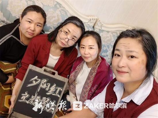 她们提前准备了 " 扮老 " 的服装,互相化了 " 老人妆 "。