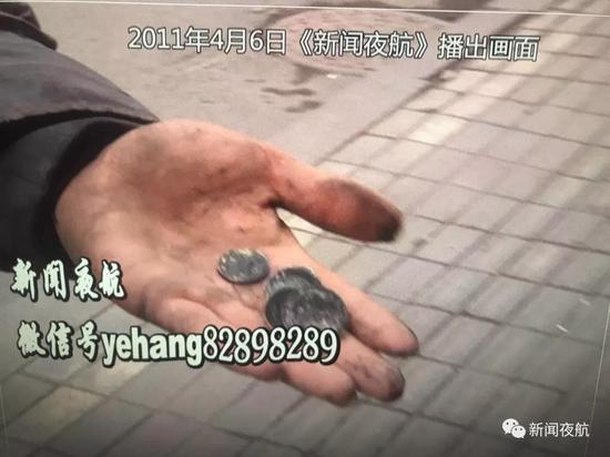 记者:这里边的味儿挺大啊!今天掏到多少个硬币了?寻宝人:几十个!