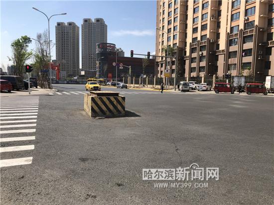 方形水泥墩俨然成了这个路口的“路霸”。