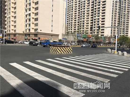 方形水泥墩拆除前。