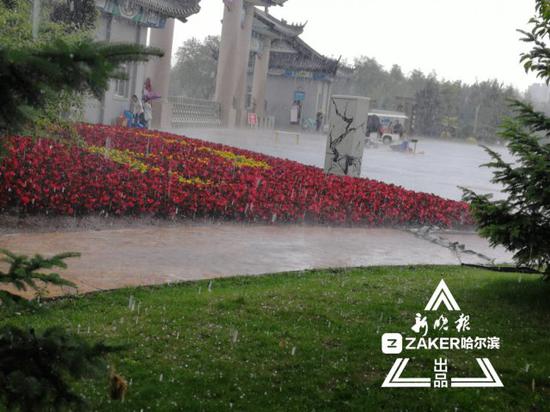 ↑ 中国亭园下雨加冰雹
