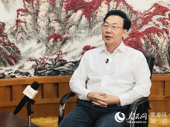 佳木斯市委书记徐建国接受网络媒体龙江行采访团采访。苏靖刚 摄