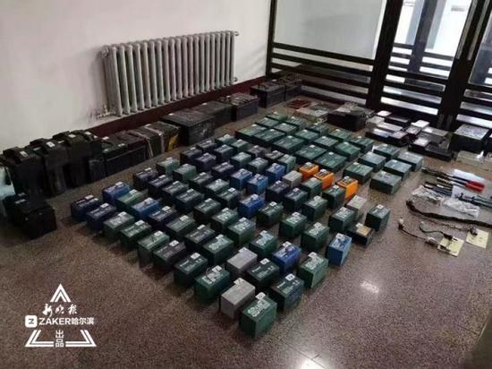 哈尔滨一男子假冒送餐员偷百余块电瓶被抓获