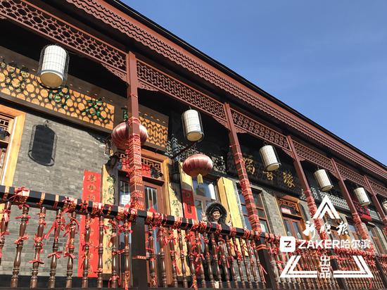 节日里,南三道街上的 “ 网红 3D 墙 ” 仍是游客们的必游 “ 打卡 ” 地。