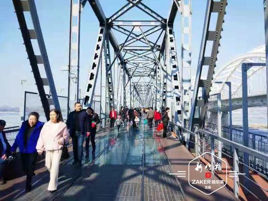 在百年滨州铁路桥上，拍照、录视频的游人非常多。