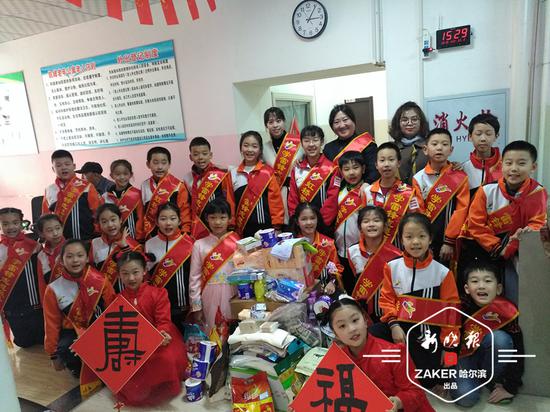 清街头小广告、慰问养老院老人 冰城小雷锋在