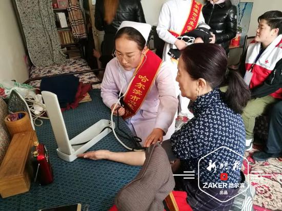 清街头小广告、慰问养老院老人 冰城小雷锋在