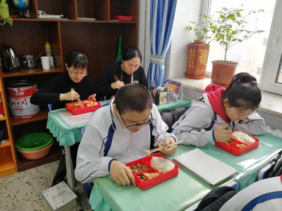 从3月1日起，第 41 中学实行校长陪餐制度，不同年级由不同校领导陪餐——