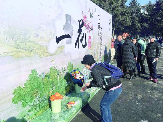 我省开展的文明祭祀活动生活报记者袁成亮摄