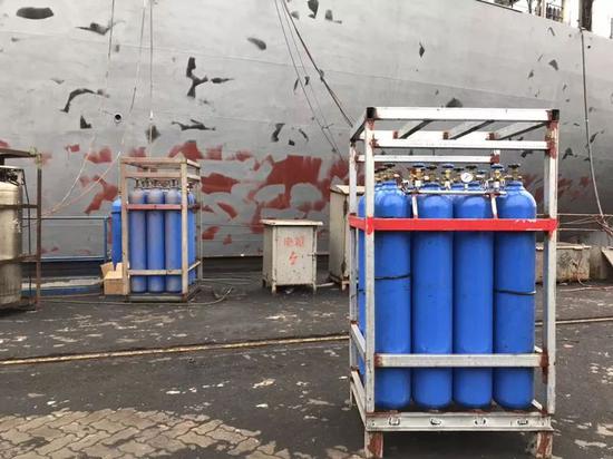 5月26日，“金海翔”号附近的氧气罐，疑为维修时所用。新京报记者祖一飞 摄