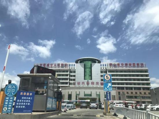 事发后，受伤较轻的船员被送进荣成市人民医院。新京报记者祖一飞 摄