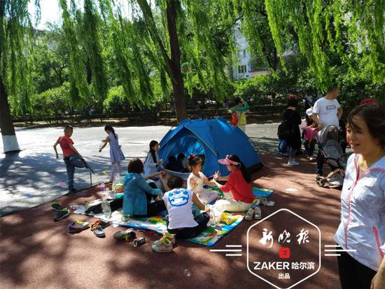 升级改造后的儿童公园在满足儿童需要的同时，也成为成年人休闲健身的好地方。