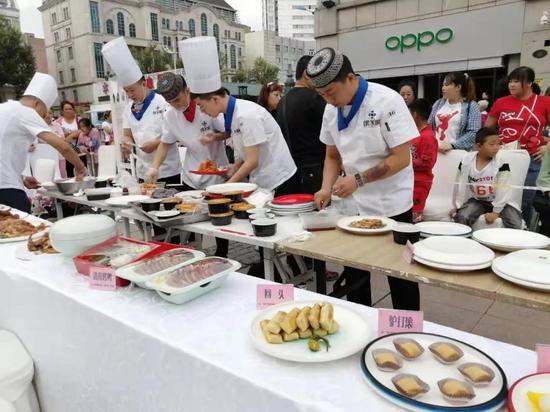  （厨师们现场制作民族特色美食）