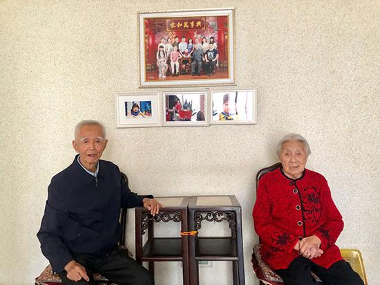 邱岳泰是第一代大庆石油人,现在,他全家15口人中,有13人曾经或正在大庆油田工作。澎湃新闻记者 赵实 摄