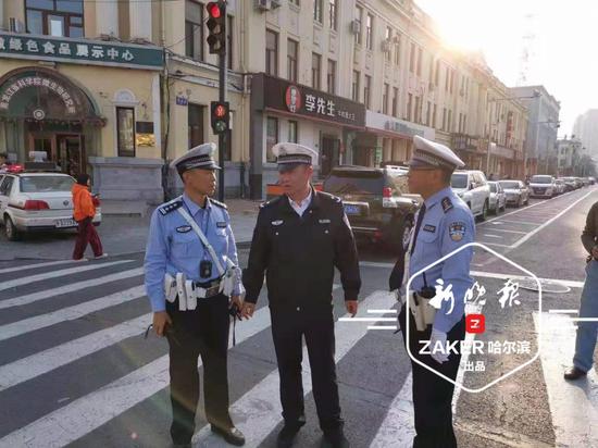 ",这是 " 十一 " 长假一直在路面坚守的道里交警大队大队长张峰最接地