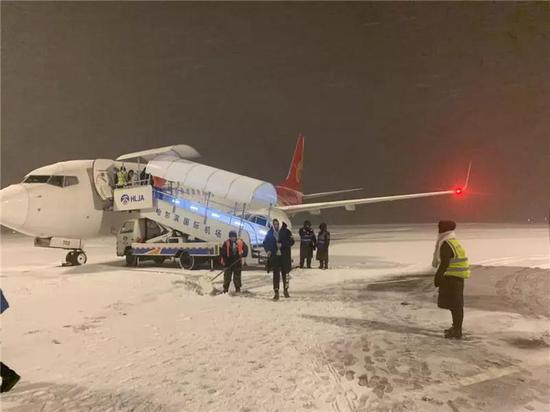 机场清雪。图片来源 新浪微博