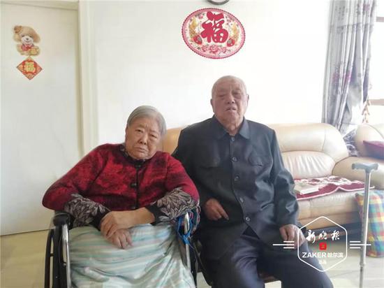 ↑ 梁军生前病重时与丈夫合影