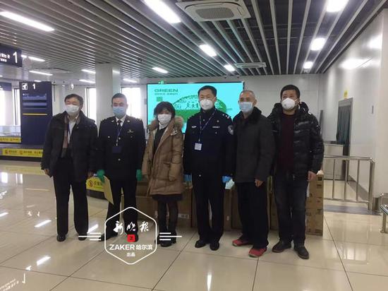 在日华人口罩_戴口罩的卡通图片(3)