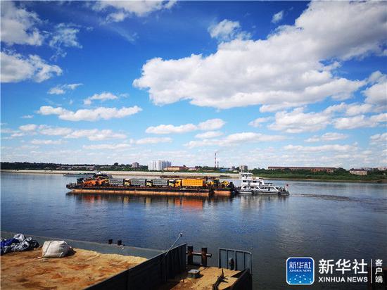  ↑这是行驶在黑龙江黑河江段的货船（7月21日摄）。新华社记者 董宝森 摄