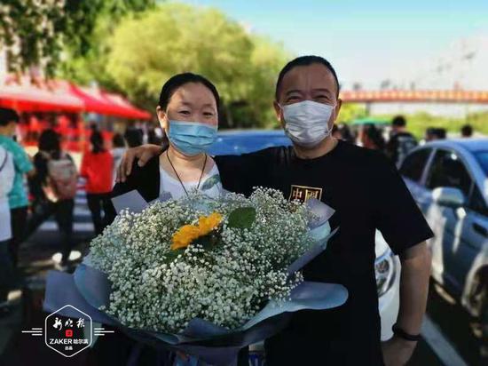 ↑ 家长为考生准了一束向日葵,祝考生一举夺魁