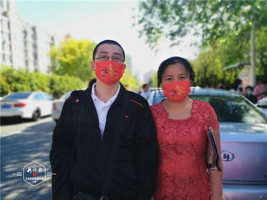 ↑ 哈十四中高三 7 班班主任给每位学生家长发了 6 个 “ 金榜题名 ” 口罩,祝愿考生金榜题名。