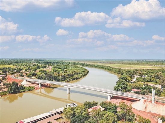 中国商务部援冈比亚上河区公路桥梁项目远景。 图片由龙建股份提供