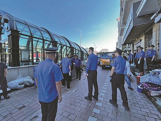 香坊区开展集中整治 清理地铁沿线占道经营