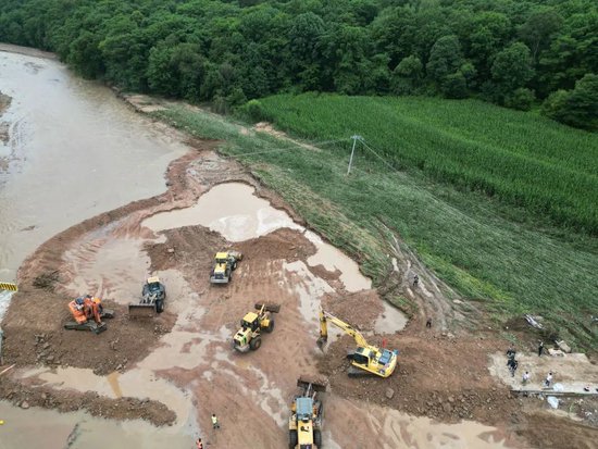 8月7日拍摄的吉林省舒兰市开原镇青松林场附近的道路抢修现场