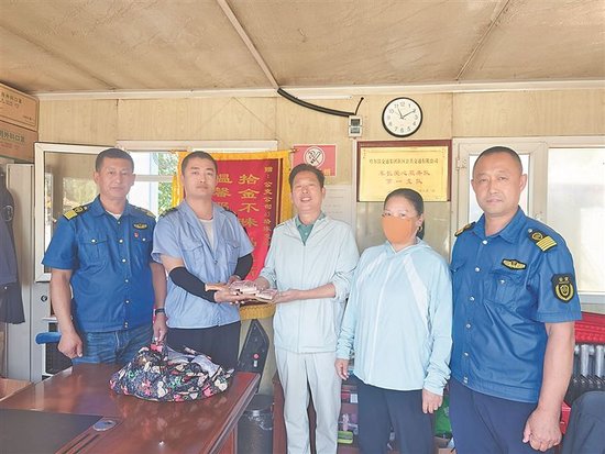 乘客将布包落公交车上 内装孩子幼儿园学费3.6万