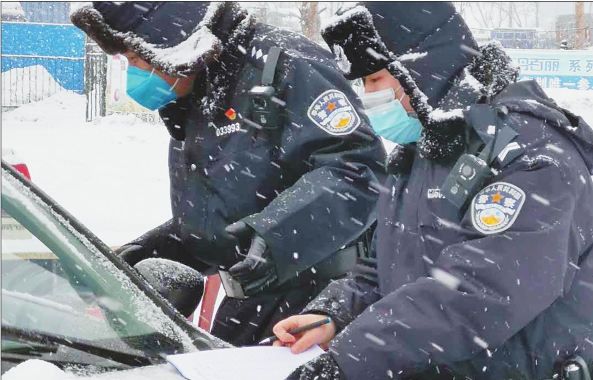 齐齐哈尔市公安民警顶风冒雪对进出城区及通行的车辆和群众认真检查。