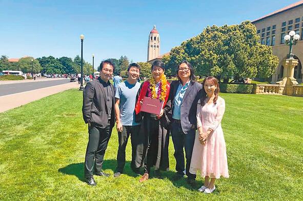 协平大学毕业,陈美龄全家出动观礼。